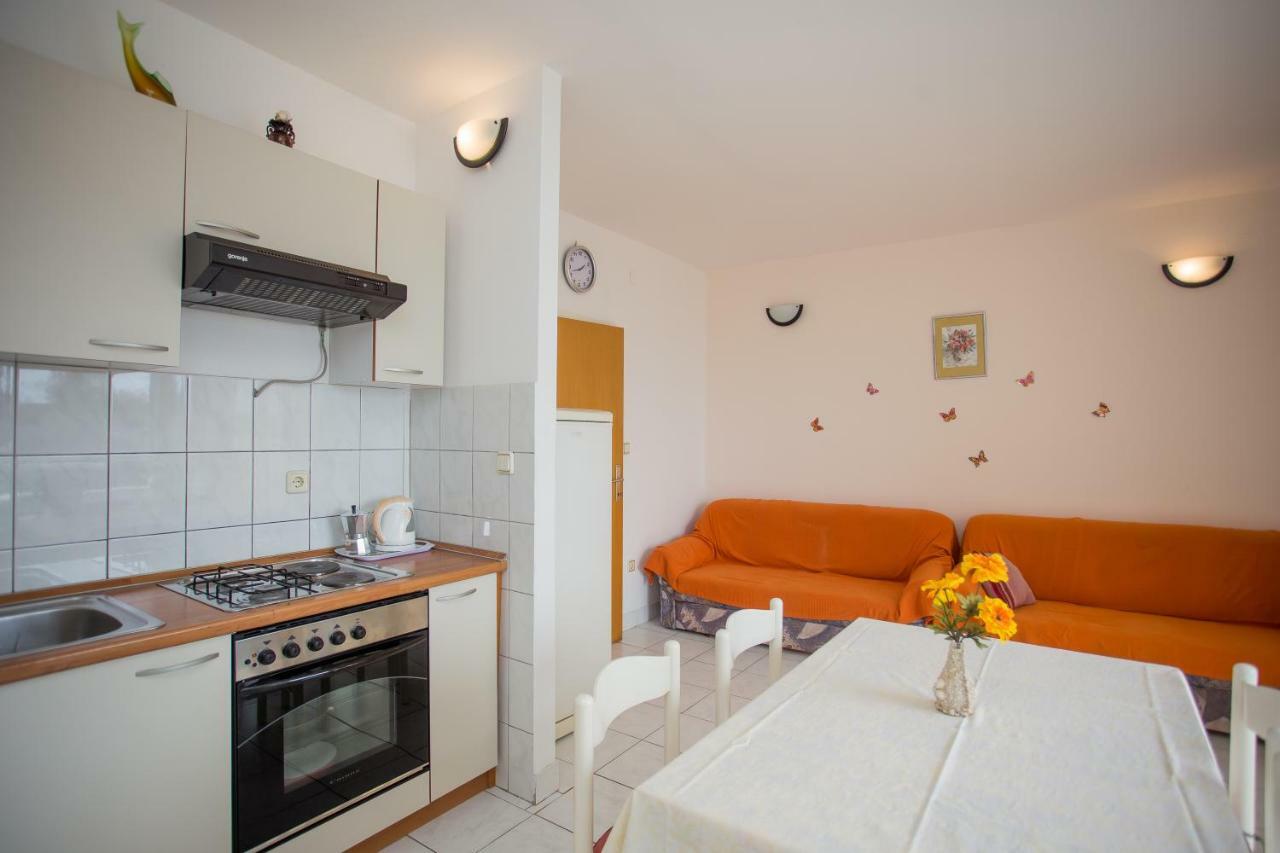 Apartments Gloria Примоштен Екстер'єр фото