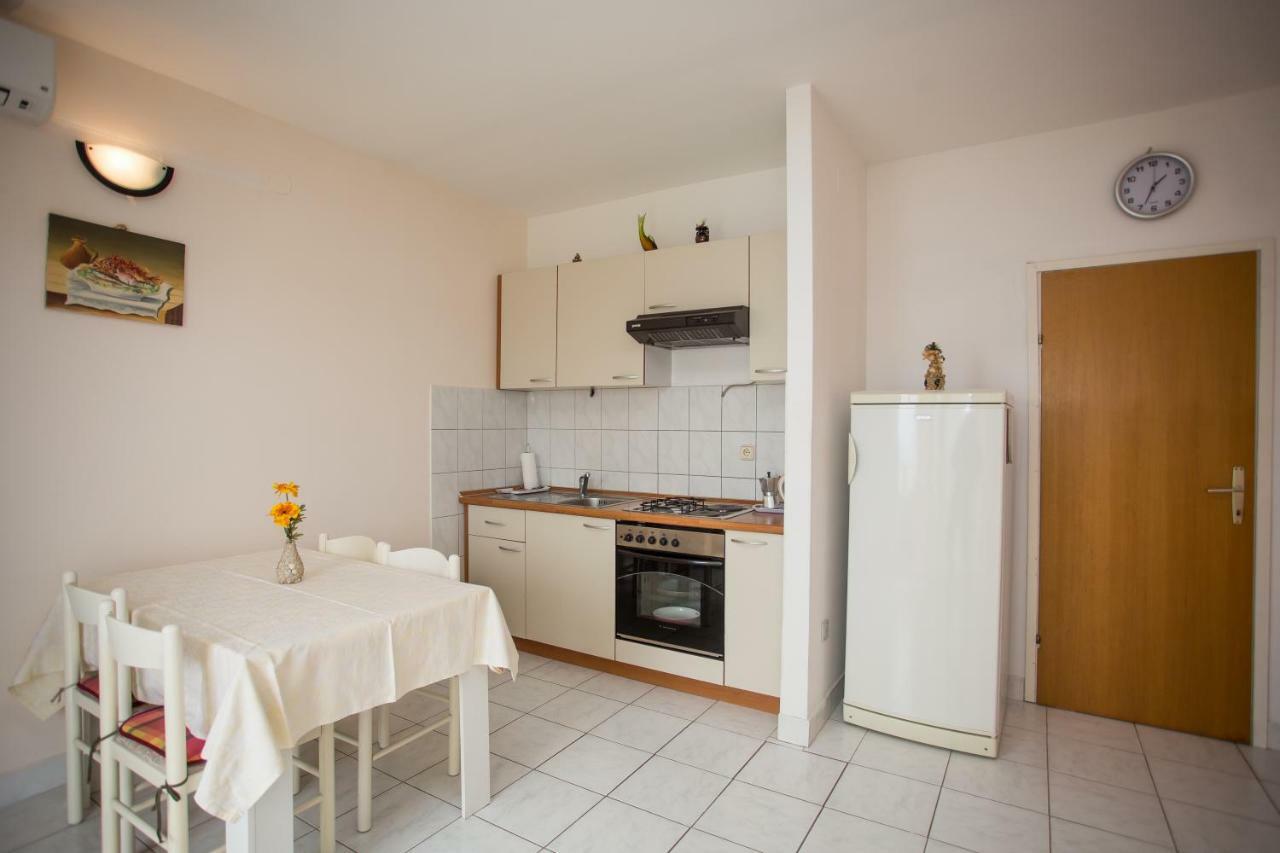 Apartments Gloria Примоштен Екстер'єр фото