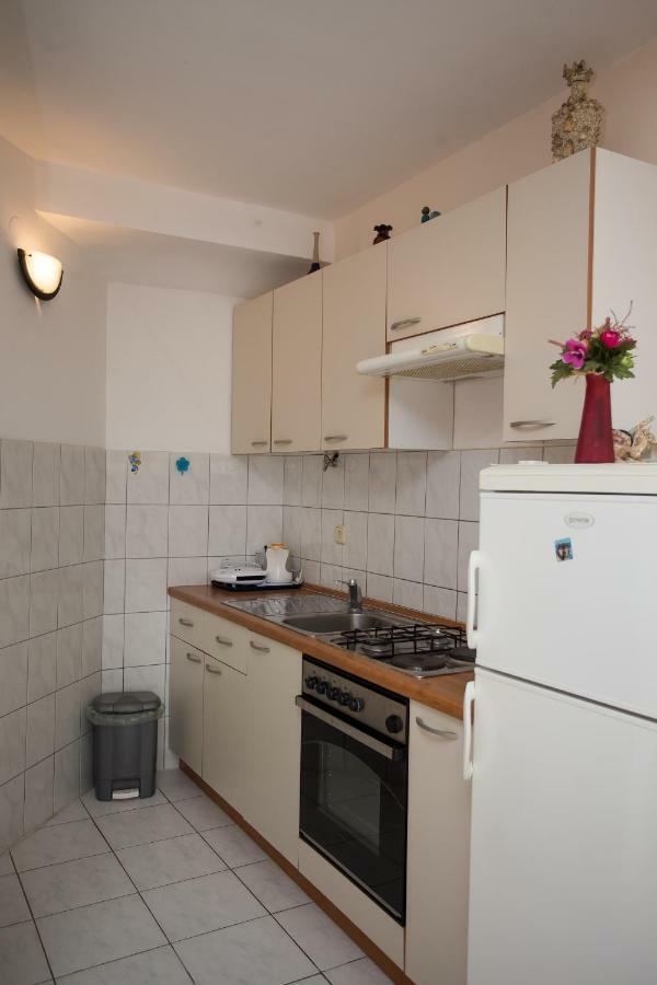 Apartments Gloria Примоштен Екстер'єр фото