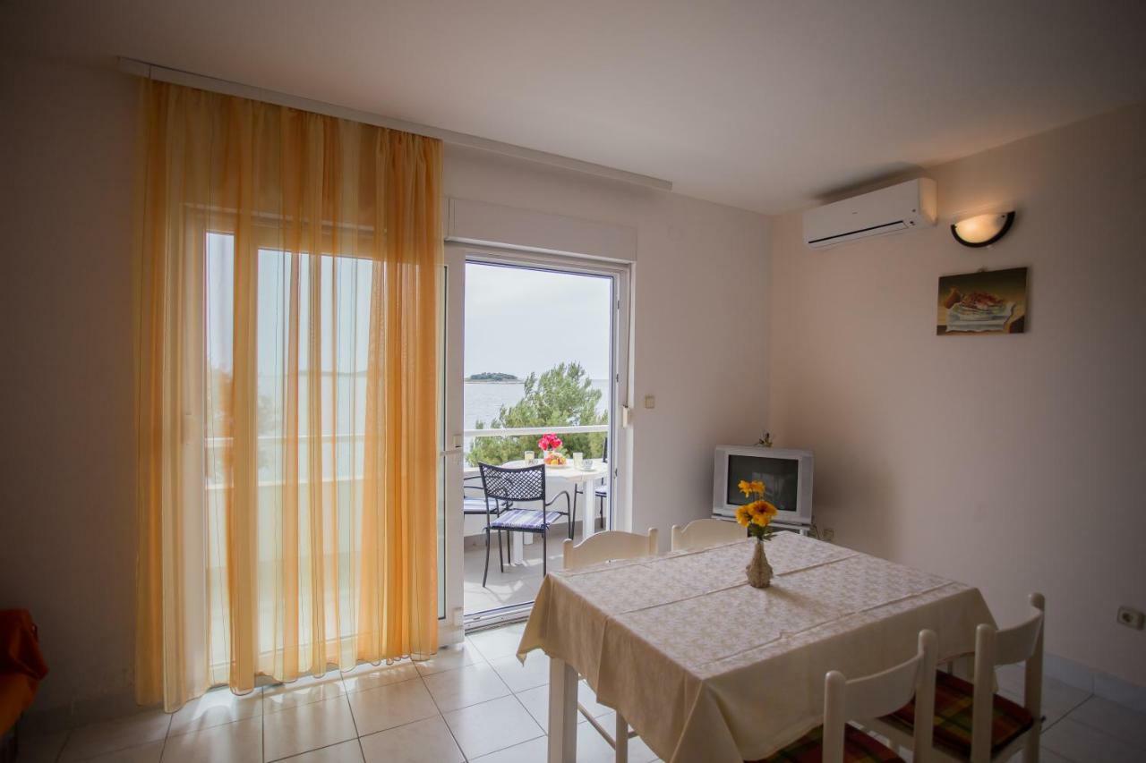Apartments Gloria Примоштен Екстер'єр фото