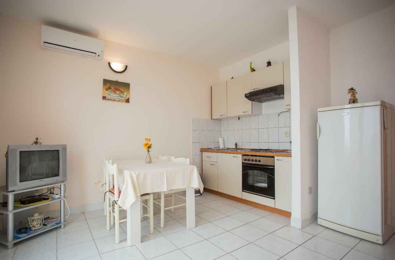 Apartments Gloria Примоштен Екстер'єр фото
