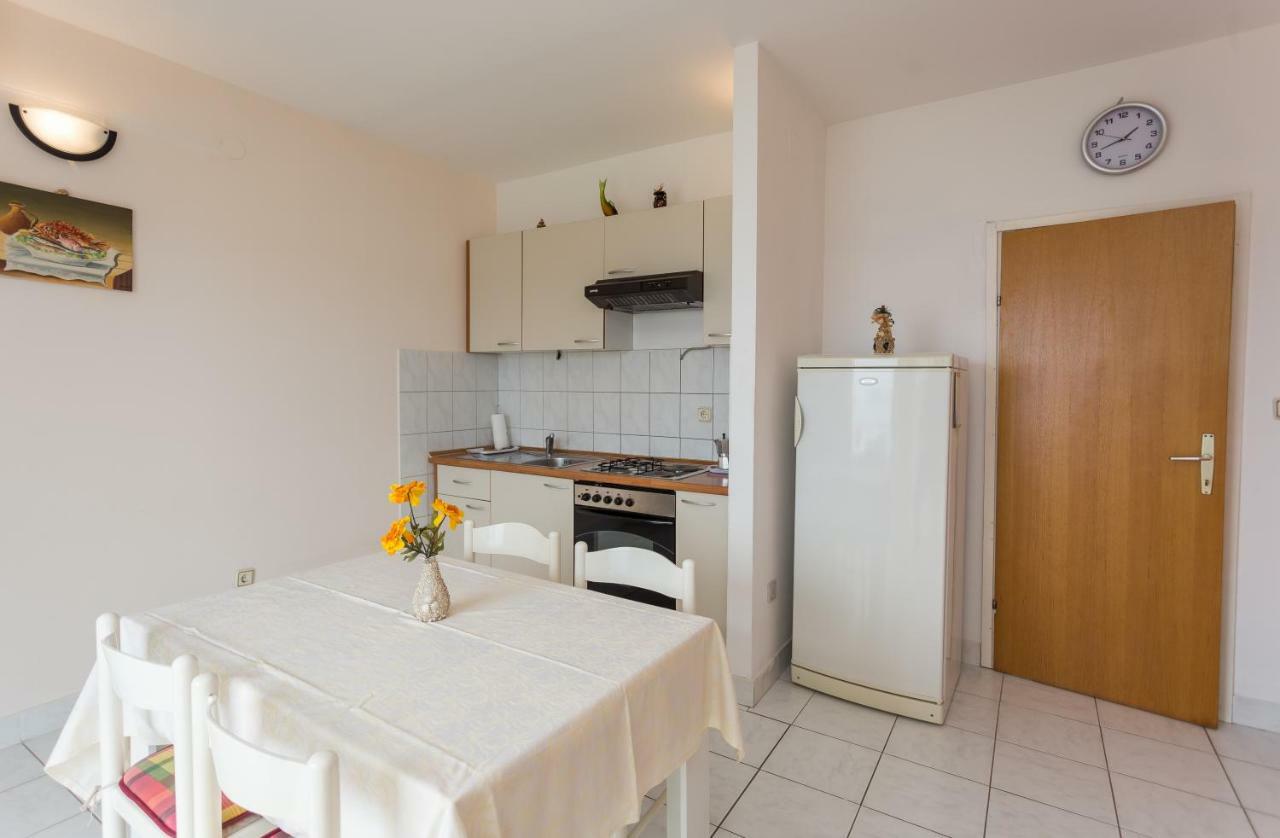 Apartments Gloria Примоштен Екстер'єр фото