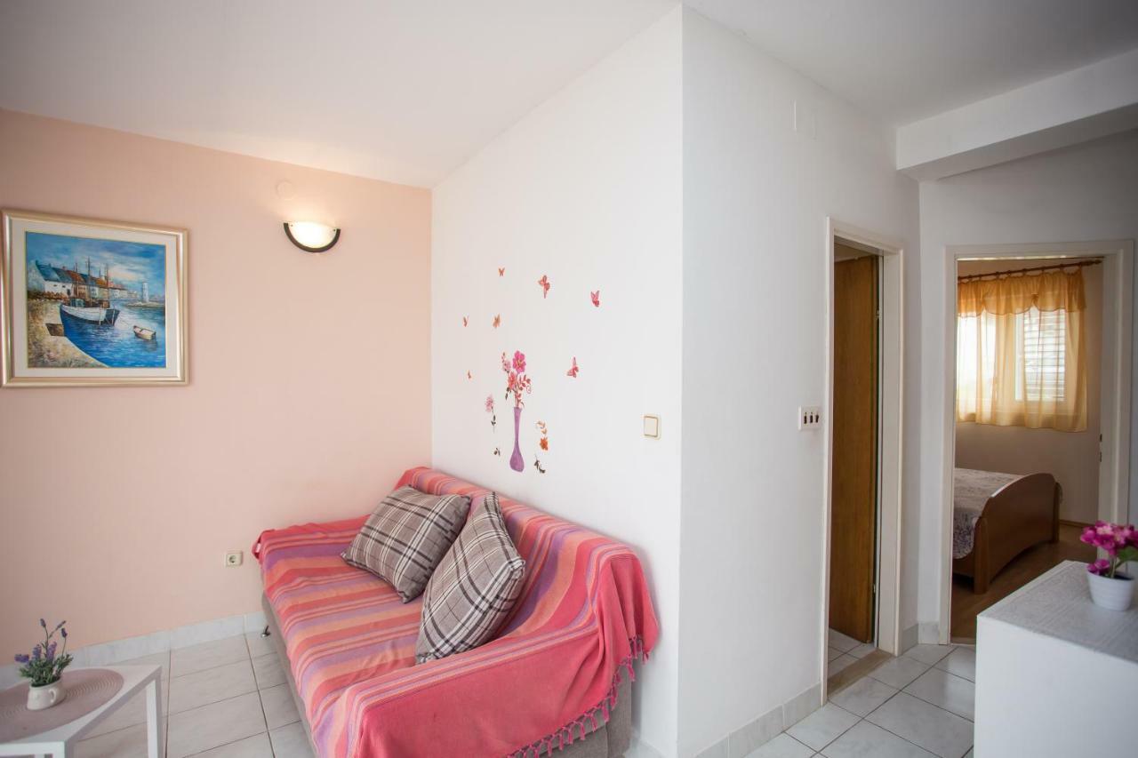 Apartments Gloria Примоштен Екстер'єр фото