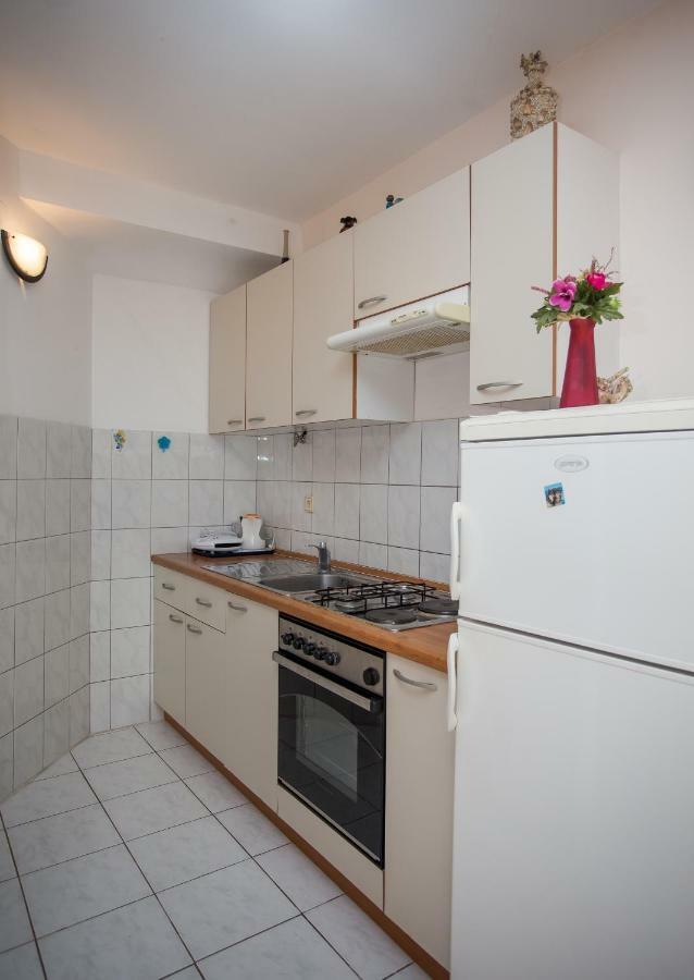 Apartments Gloria Примоштен Екстер'єр фото