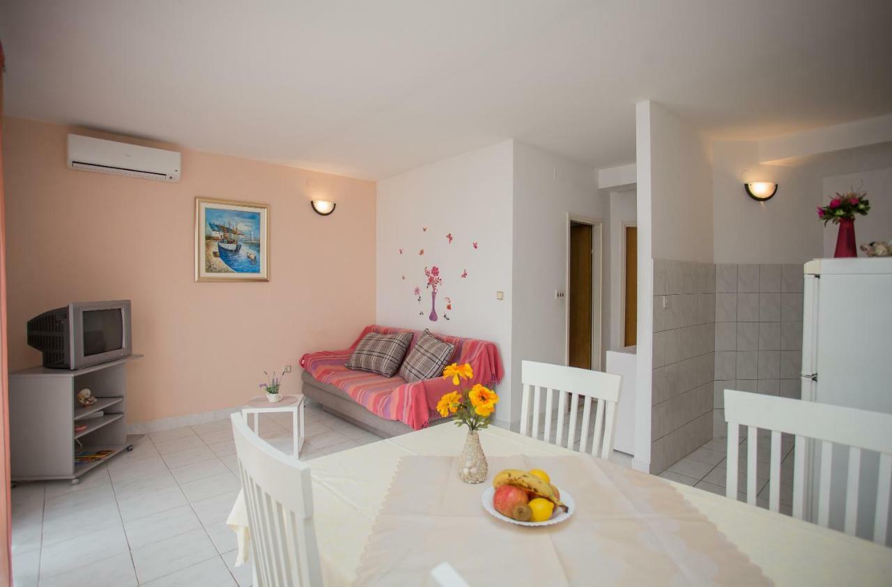 Apartments Gloria Примоштен Екстер'єр фото